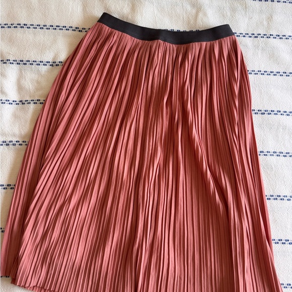 Uniqlo Dresses & Skirts - Uniqlo Coral Pleated A-Line Skirt